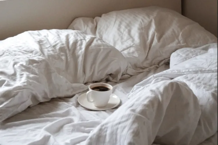 Calitatea somnului poate fi afectată de culoarea așternuturilor. Ce nuanțe perturbă somnul odihnitor?