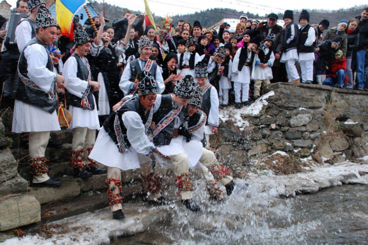 Satul din Ardeal unde se sărbătoresc tradiții românești precum ”Udatul Ionilor”. Localitatea este o adevărată comoară culturală - FOTO