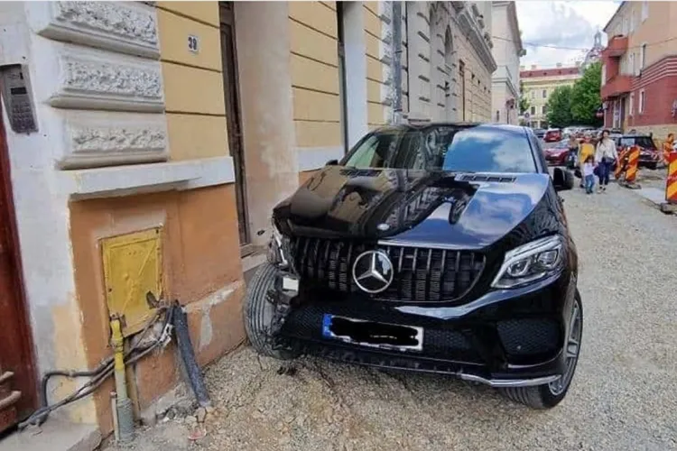 Șmecherul cu ”Merțan”, care a lovit mai multe mașini pe strada Baba Novac, a fost identificat. Mașina, ridicată de Poliția locală