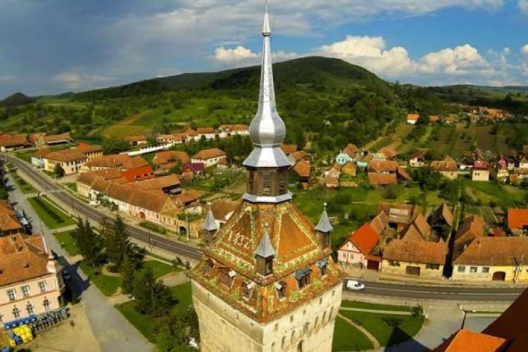 FOTO. Satul din Ardeal unde sunt cele mai frumoase construcţii medievale din ţinutul de basm al Transilvaniei. Legenda uriaşilor din Saschiz