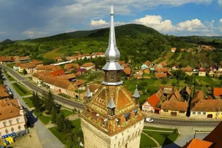 FOTO. Satul din Ardeal unde sunt cele mai frumoase construcţii medievale din ţinutul de basm al Transilvaniei. Legenda uriaşilor din Saschiz