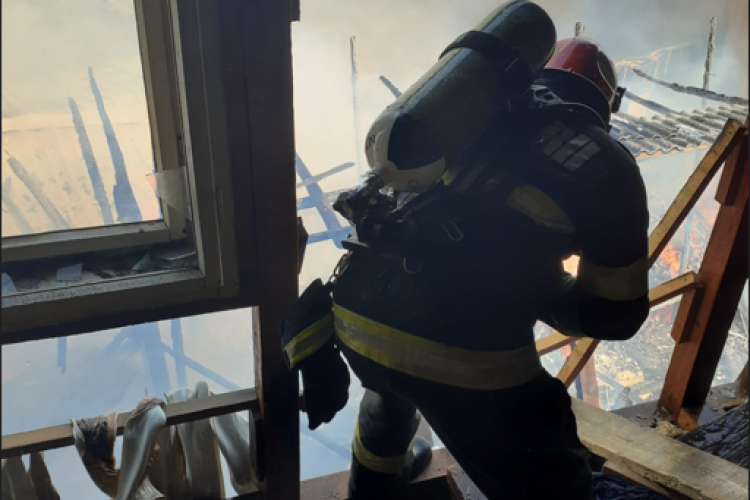 Intervenție salvatoare de Rusalii din partea pompierilor clujeni. Au sărit să stingă flăcările care au cuprins o casă și mai multe anexe gospodărești 