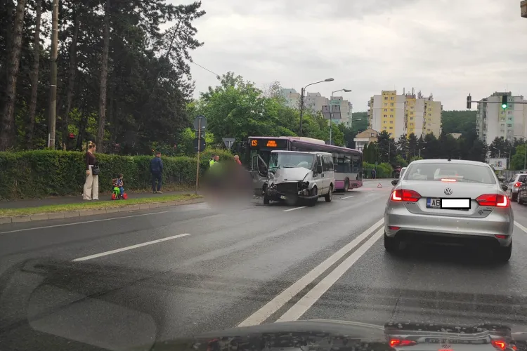 Accident la Colina, în Mănăștur! Un microbuz i-a tăiat calea unui autobuz - FOTO