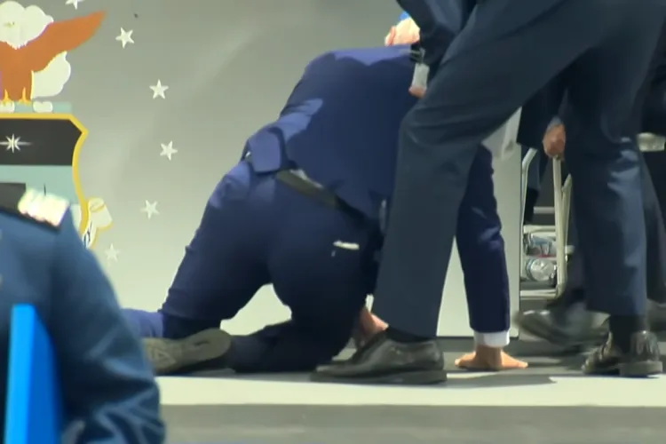 VIDEO. Joe Biden, într-un nou moment de slăbiciune. Președintele american s-a împiedicat pe scena unei ceremonii oficiale a armatei