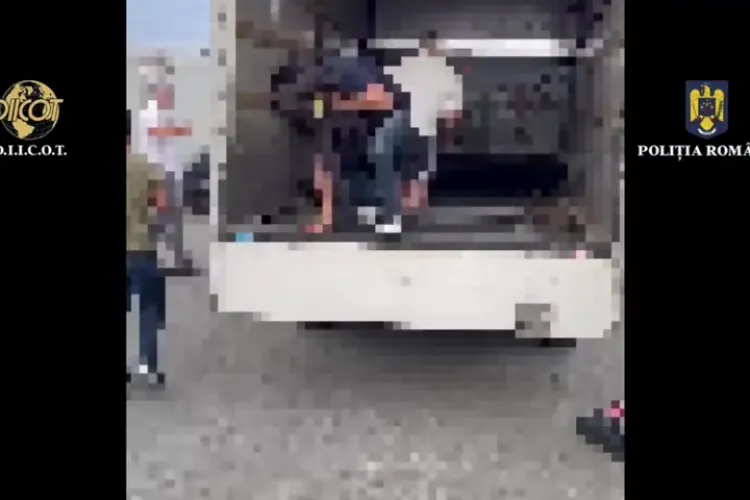 Rețea destructurată în Ardeal! Muncitorii din Bangladesh, ascunși în podeaua unui TIR, urmau să ajungă în Austria - VIDEO