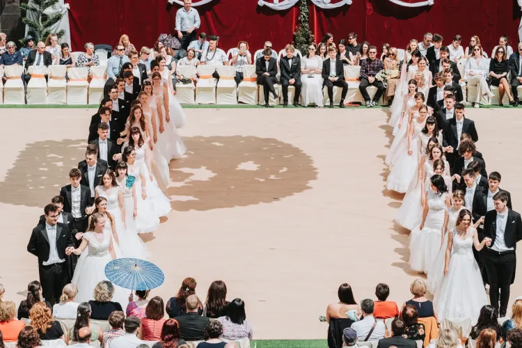 Emoție și eleganță! Valsuri vieneze la ceremonia de absolvire de la Liceul Unitarian ”János Zsigmond” din Cluj-Napoca - VIDEO