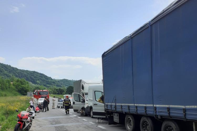 Accident în lanț la Valea Drăganului, județul Cluj! Au fost implicate două camionete și un TIR - FOTO
