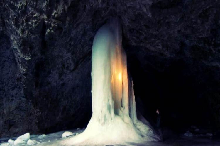 Peştera Focul Viu, una dintre veritabilele comori ale Apusenilor! Locația legendară a ghețarului care „arde” în lumina soarelui - FOTO