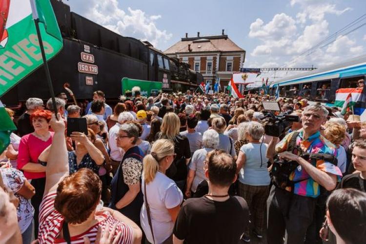 Pelerinii maghiari care merg la Şumuleu Ciuc, primiţi în Gara Cluj cu cântece populare maghiare. Au venit cu trenuri speciale din Ungaria