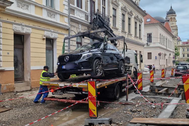 Oare el a fost la volan? Un șofer a fost sancționat în cazul Mercedesului abandonat pe o stradă din Cluj-Napoca, după un accident