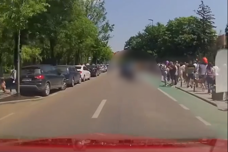 VIDEO. „Mămica model” de 1 iunie la Cluj-Napoca. Și-a împins căruciorul cu copilul în plină stradă cu trafic