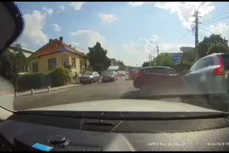Accident în Grigorescu. Vina e a unui șofer care a cam lipsit de la cursuri - VIDEO cu accidentul LIVE