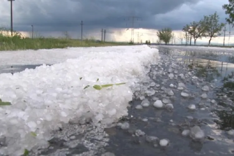 Cod Portocaliu și Cod Galben de averse torențiale în Cluj! Meteorologi: „Până mâine vor fi izolat căderi de grindină”