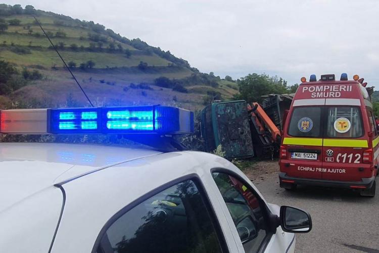 Accident în localitatea Sâmboieni, Cluj! Un șofer din Bistrița-Năsăud a ajuns cu autoutilitara într-un cap de pod și s-a răsturnat - FOTO