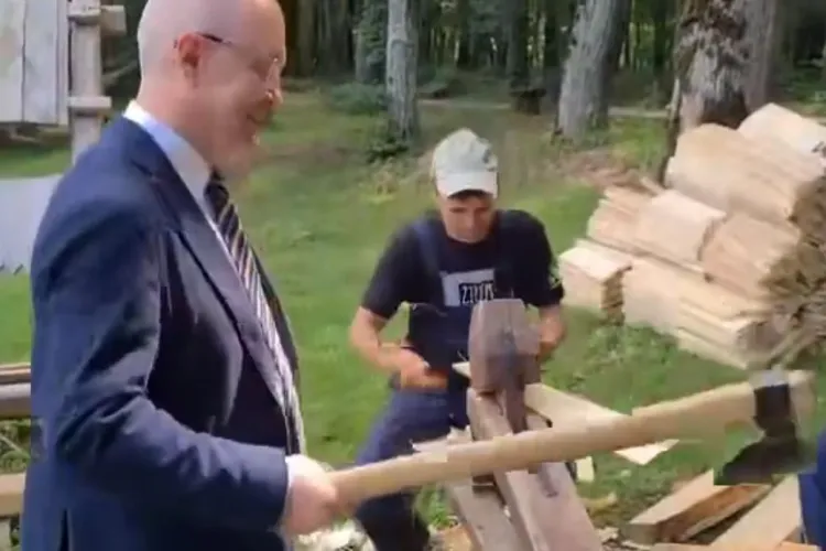 Emil Boc s-a dat în spectacol la Muzeul „Astra“ din Sibiu! A mânuit securea ca un mocan veritabil - VIDEO