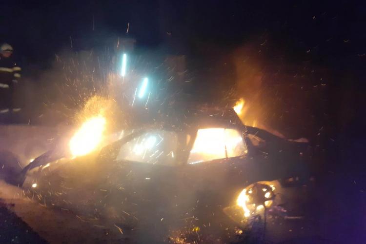 O mașină a ars ca o torță în localitatea Fundătura, Cluj, după un accident - FOTO