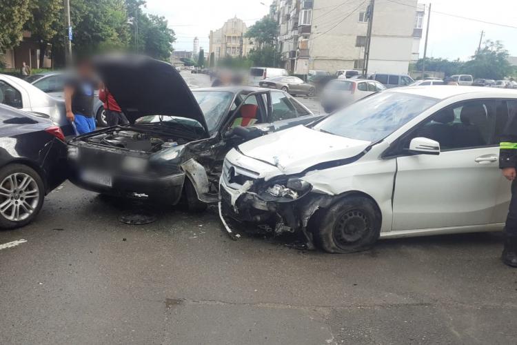 Accident în Turda. Un șofer care nu a dat prioritate a distrus trei mașini - FOTO