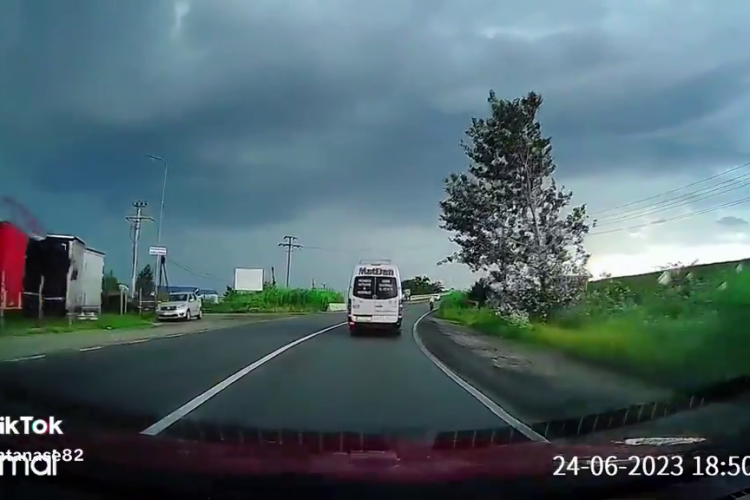 VIDEO Cluj - ”Acel moment când te naști a doua oară” - Biciclistul a căzut în fața microbuzului. Șoferul a avut reacție pe loc 