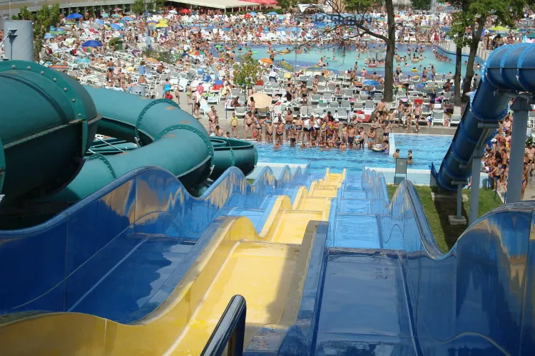 Cât costă cazarea în staţiunea Băile Felix. Oamenii au asaltat stațiunea ce rivalizează cu litoralul și chiar îl întrece