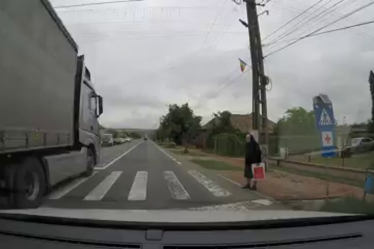 Șofer de TIR inconștient la Cluj! A trecut cu viteză peste trecerea de pietoni, fără a schița o frână - VIDEO