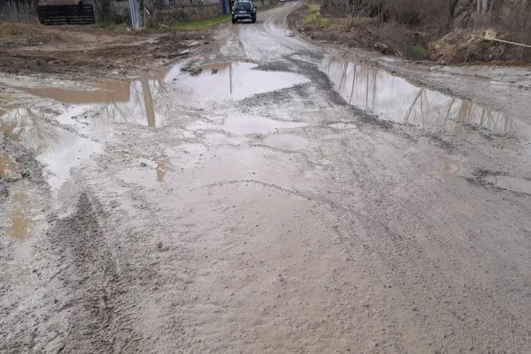 Oameni din Sânpaul reclamă că utilajele care lucrează la Autostrada Transilvania le distrug drumul - VIDEO