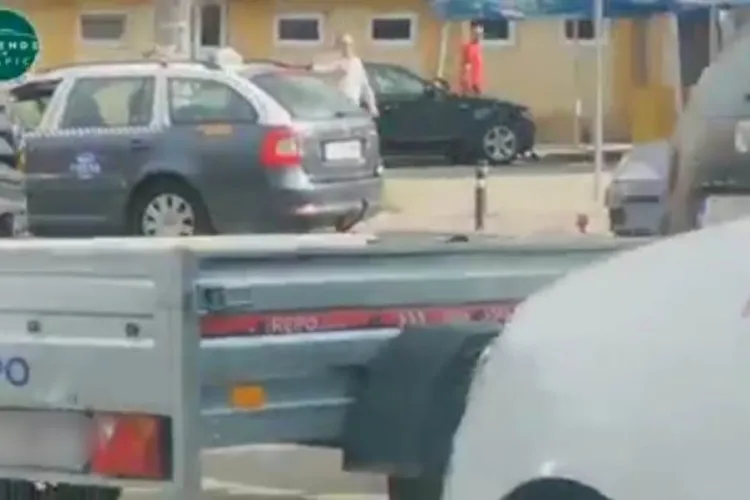 Un tânăr a pus pe jar autoritățile după ce a fost transportat într-o remorcă prin Cluj-Napoca. A făcut-o pentru amuzament, spun polițiștii