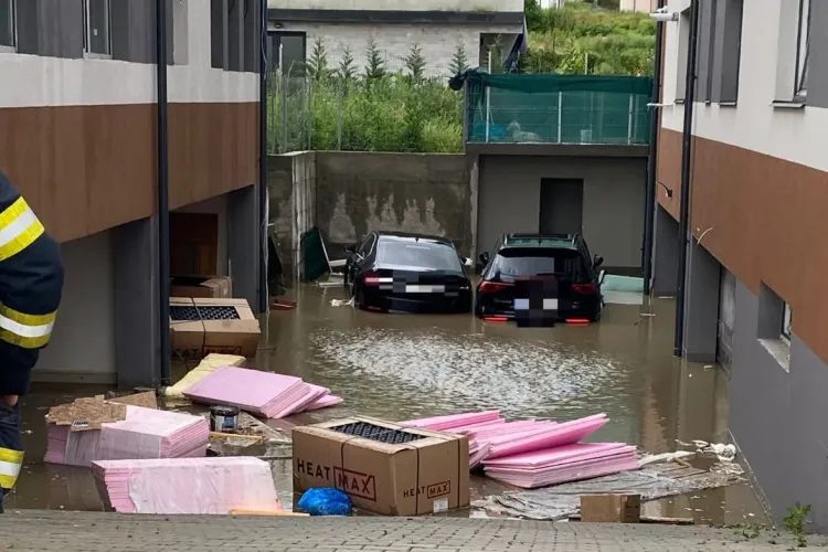 Mașini ”înecate” în cartierul Voroneț. A fost viitură în urma furtunii de duminică - VIDEO