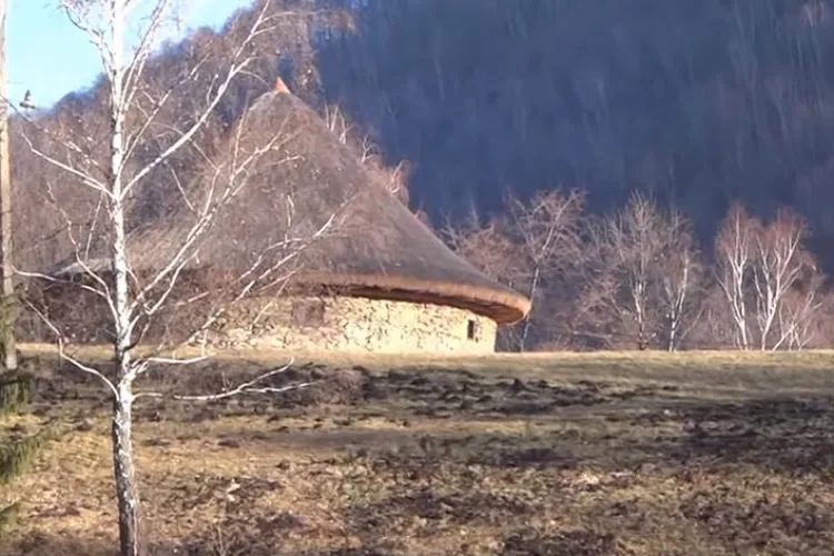 Clădirea unică în România, ridicată de Arsenie Boca la loc ferit, în Mănăstirea Prislop. Seamănă cu un OZN -  FOTO