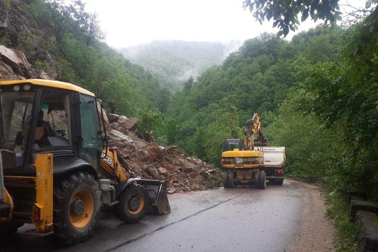 S-a prăbușit un versant de stânci lângă lacul Tarnița - FOTO