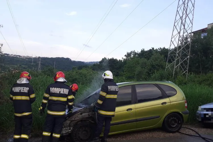 FOTO. Mașină cuprinsă de flăcări în Cluj-Napoca. Pompierii au intervenit pe strada Edgar Quinet!