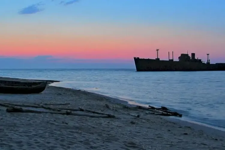 VIDEO. Imagini din interiorul epavei „Evanghelia”, simbol al litoralului românesc. O parte semnificativă din navă s-a scufundat recent