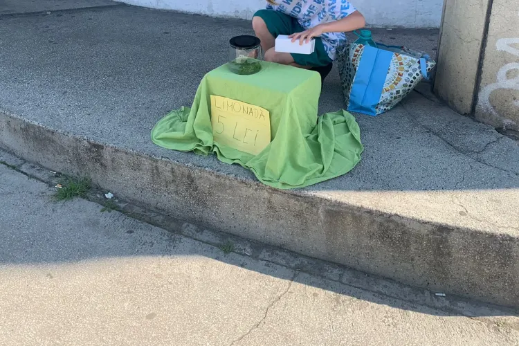 Cluj - Povestea copilului cu părul bălai, care vinde limonadă trecătorilor în Piața Cipariu - FOTO