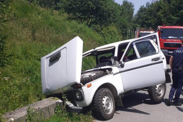 Accident rutier grav în Săcuieu, Cluj! O femeie a fost extrasă de pompieri în stop cardio respirator