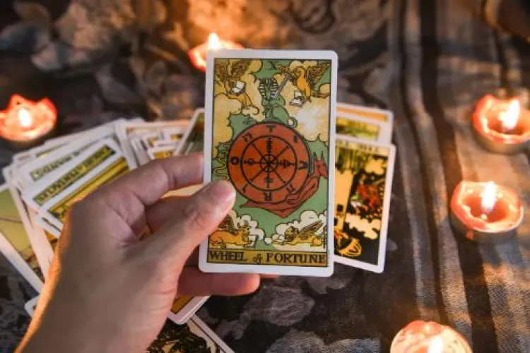 O ucraineancă a fost înșelată cu 20.000 de euro de patru ”vrăjitoare” din România. Naivitate greu de explicat