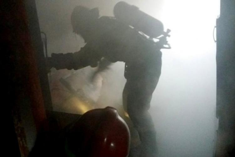 Incendiu în Turda! Apartament cuprins de flăcări, din cauza unei defecțiuni electrice