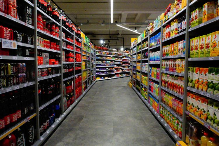 Prețuri mai mici pentru români! Alimentele care se pot ieftini după scăderea TVA-ului