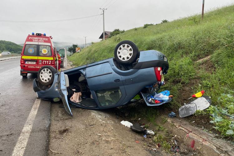 O mașină s-a răsturnat la ieșire din Vâlcele, pe drumul spre Cluj-Napoca - FOTO