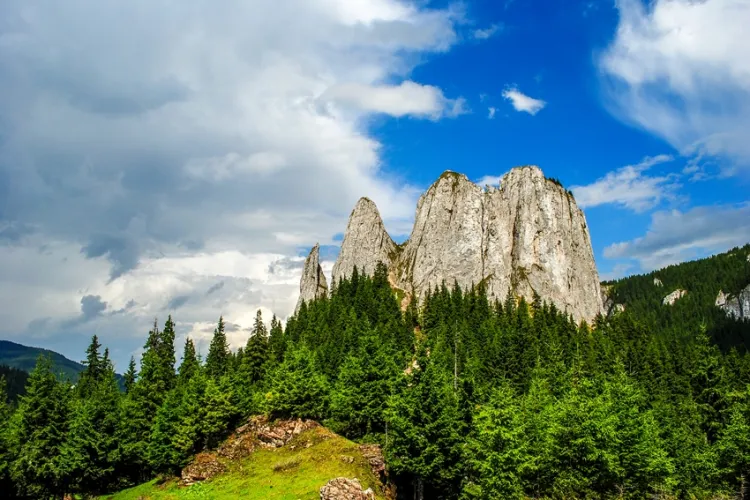 Imagini sublime cu Piatra Singuratică, stânca albă din Ardeal, care stralucește în bătaia razelor de soare - FOTO