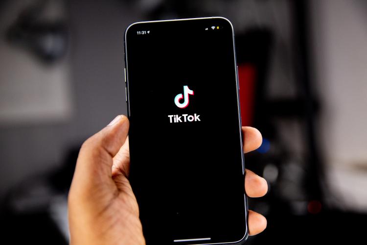 SRI avertizează: TikTok trebuie interzis! Platforma poate controla telefonul de la distanță
