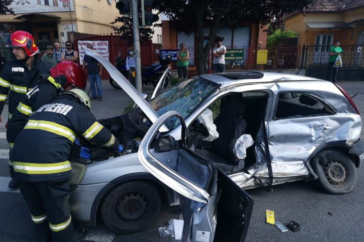 Accident pe strada Corneliu Coposu, produs de un tânăr de 19 ani