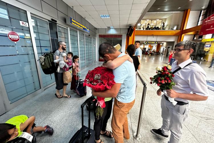 Frații s-au reîntâlnit pe Aeroportul Cluj după 33 de ani! O tânără adoptată în SUA și-a întâlnit frații - FOTO