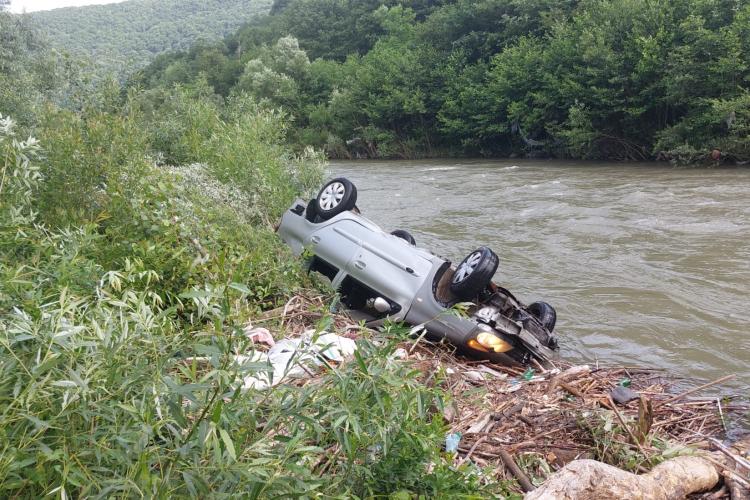 Mașină scufundată în râul Arieș! Pompierii din Cluj-Napoca intervin cu o barcă de salvare - VIDEO