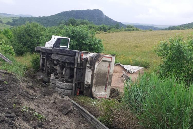 Autobasculantă răsturnată la Dumbrava, pe drumul Cluj - Oradea