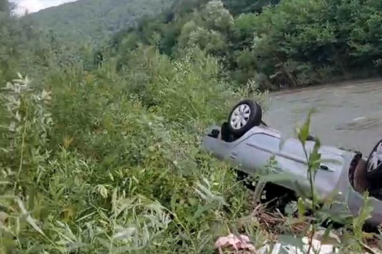 Cum a ajuns o mașină în râul Arieș. Șoferul din Cluj-Napoca a lovit mai mulți copaci înainte să plonjeze cu mașina în râu, spun polițiștii