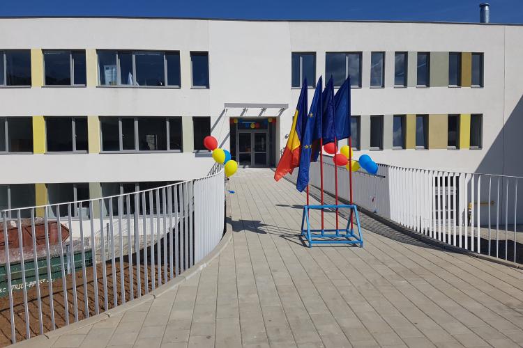Școlile din Florești, dotate cu echipamente digitale, mobilier și echipamente didactice
