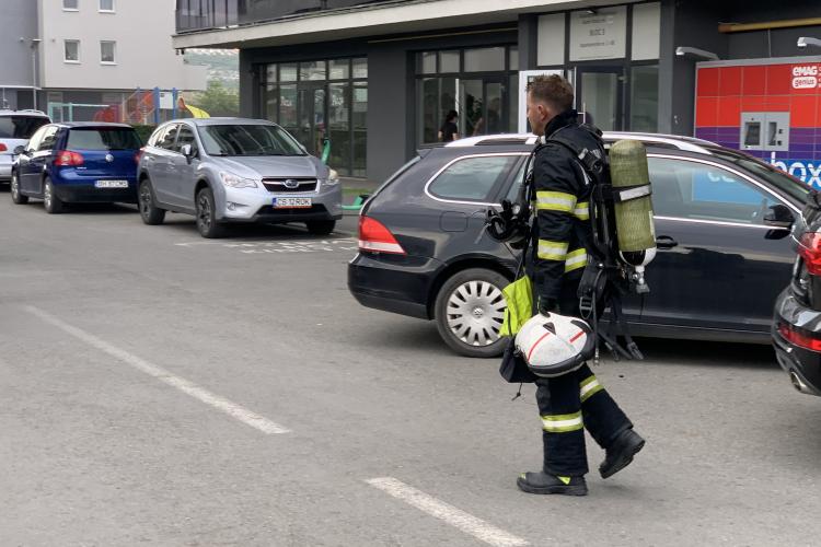 Momente de panică! Bloc din Mărăști evacuat, după ce un autoturism s-a aprins în parcarea subterană - VIDEO