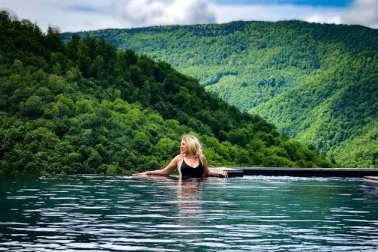 Cabana din Cluj cu piscină încălzită și o priveliște demențială. Locul e atât de special, încât greu poate fi rezervat - FOTO