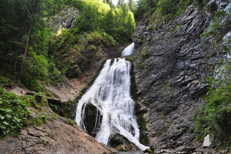 FOTO. Ploile din iunie au colorat Vălul Miresei. Cascada are acum o nuanță mai rar întâlnită