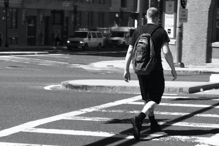 Un cetățean britanic a rămas fără rucsacul în care avea un laptop și bani. Vinovatul, un bărbat din Iași, a fost reținut în Cluj-Napoca!