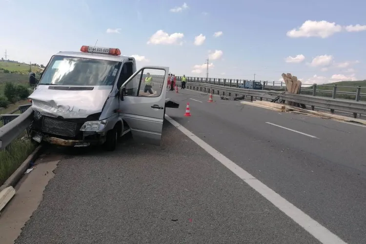 O mașină a intrat în parapet pe Autostrada Transilvania, în dreptul localității Săndulești - FOTO